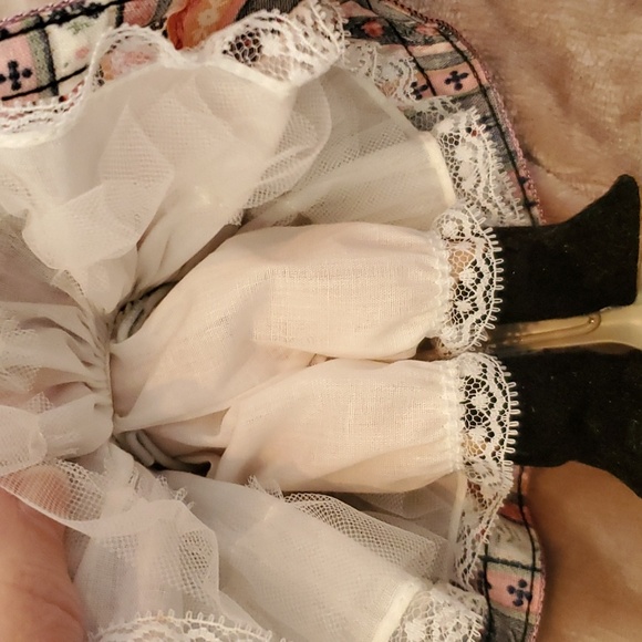 Madame Alexander Doll with Latvia Style Outfit - Picture 7 of 8